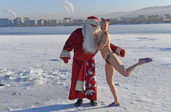 Thành viên của trung tâm bơi nước lạnh Megapolyus chụp ảnh với ông già Tuyết ở Krasnoyarsk. - Sputnik Việt Nam