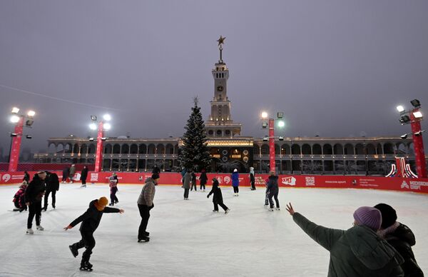 Cư dân thành phố thư giãn trên sân trượt băng tự nhiên ở quảng trường chính Nhà ga Rechnoy Vokzalở Moskva. - Sputnik Việt Nam