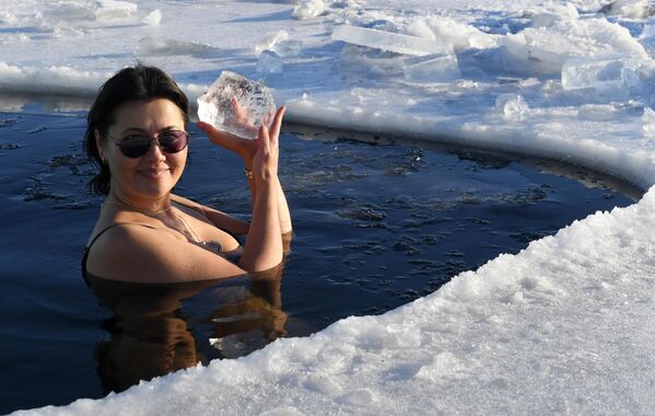 Người tham gia trung tâm bơi lội nước lạnh khu vực tắm Megapolyus ở Yenisei ở Krasnoyarsk. - Sputnik Việt Nam