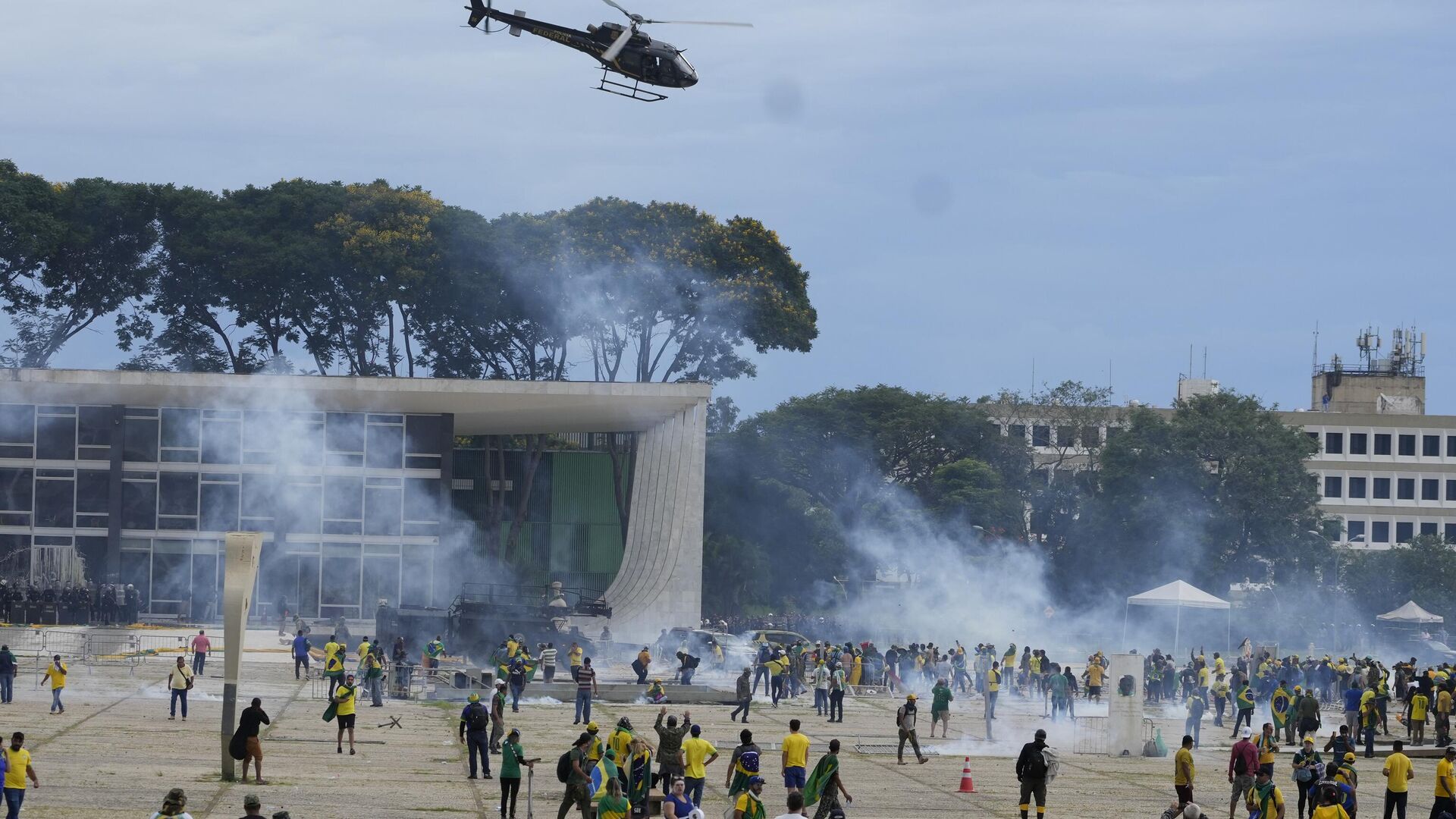 Cuộc biểu tình của những người ủng hộ Bolsonaro bên ngoài Cung điện Planalto ở Brazil - Sputnik Việt Nam, 1920, 12.01.2023