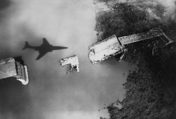 Hình ảnh do máy bay trinh sát Shadow of RF-101 của Mỹ chụp vào tháng 4 năm 1965 khi bay qua một cây cầu bị Mỹ đánh bom phá hủy ở miền Bắc Việt Nam. - Sputnik Việt Nam