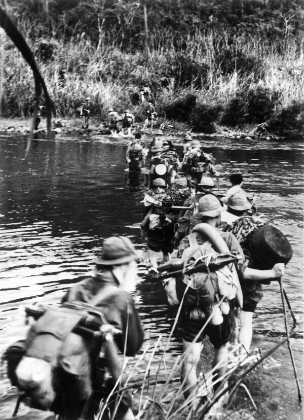 Bộ đội Việt Nam vượt sông vào tháng 9 năm 1968 trong cuộc tập trận ở miền Bắc Việt Nam. - Sputnik Việt Nam