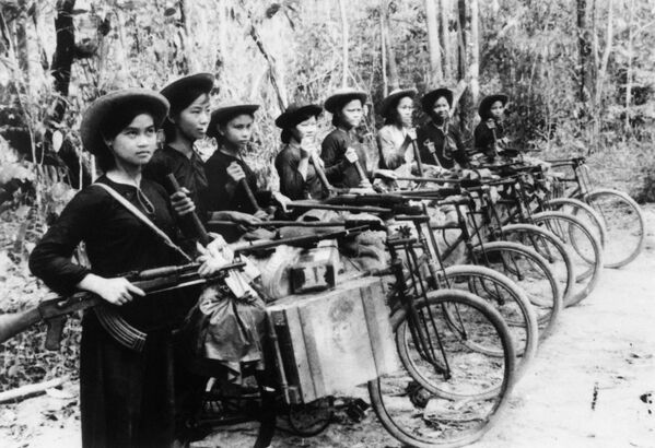 Nữ quân nhân đạp xe chở đạn dược và vũ khí cho du kích và bộ đội Việt Nam ở Bình Long, 1970. - Sputnik Việt Nam