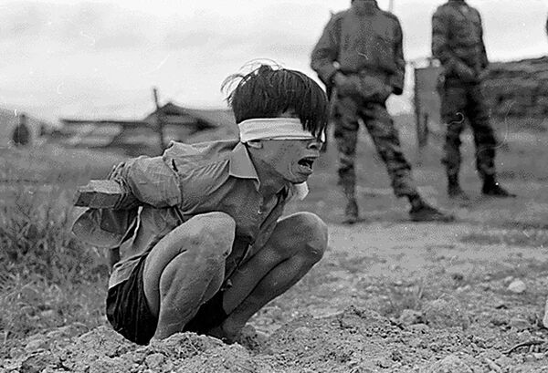 Một tù binh đợi bị thẩm vấn bởi Lực lượng đặc biệt A-109 ở Thượng Đức, Việt Nam, năm 1967. - Sputnik Việt Nam