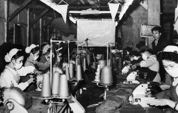 Phụ nữ làm việc trong nhà máy dệt kim Đông Xuân, Hà Nội trong chiến tranh Việt Nam chống Mỹ, năm1968. - Sputnik Việt Nam