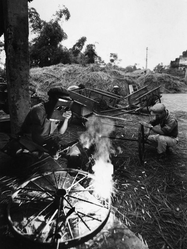 Công nhân làm việc tại vùng nông thôn miền Bắc Việt Nam sau khi các xưởng thiết bị nông nghiệp bị Mỹ ném bom phá hủy, tháng 4 năm 1968. - Sputnik Việt Nam