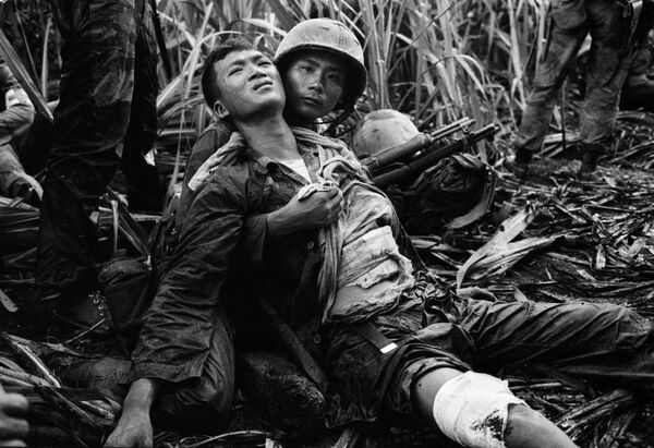 Một lính thủy đánh bộ VNCH bị thương với đồng đội ở Đức Hòa. - Sputnik Việt Nam