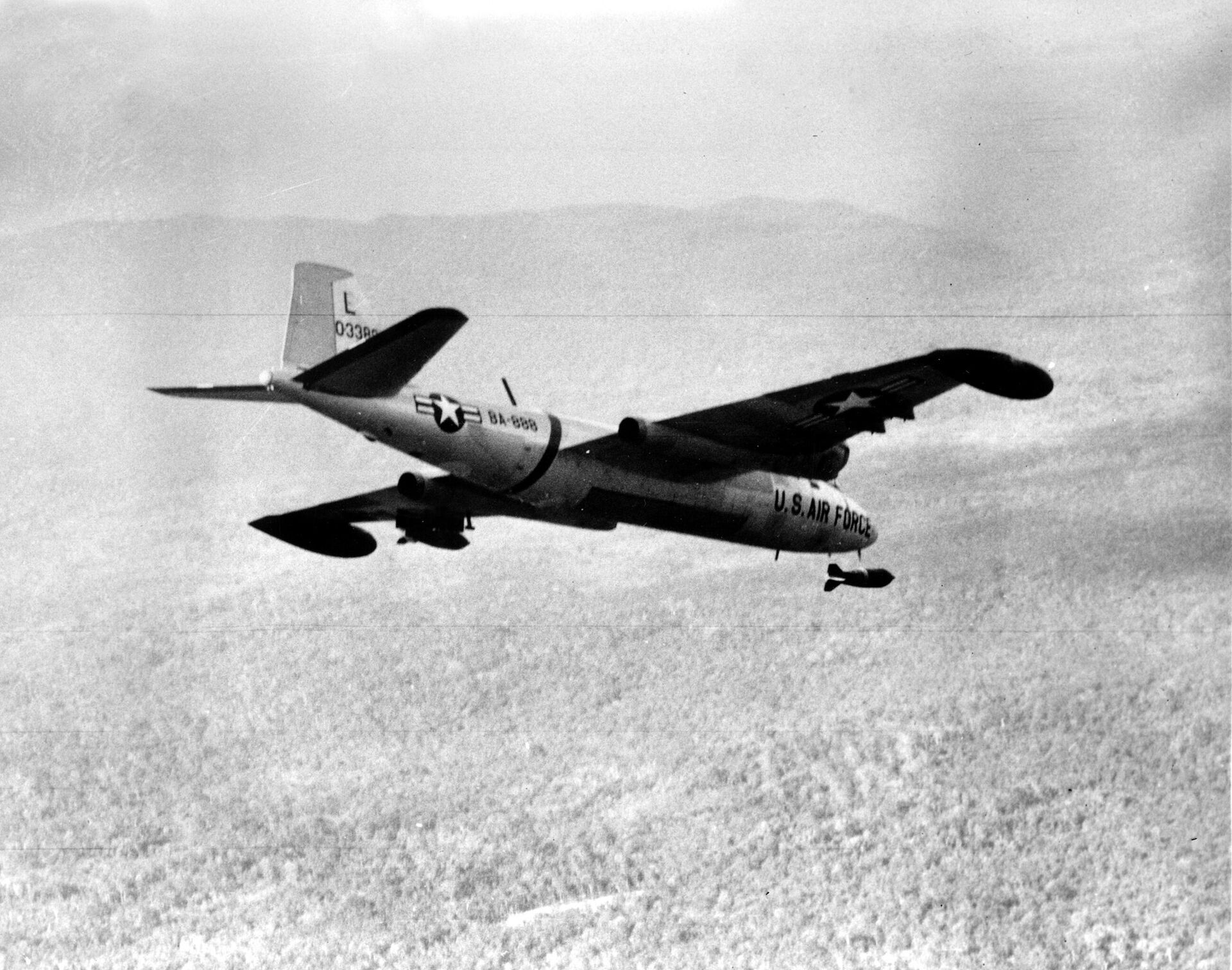 Máy bay ném bom B-57 của Không quân Hoa Kỳ trong Chiến tranh Việt Nam - Sputnik Việt Nam, 1920, 18.03.2024