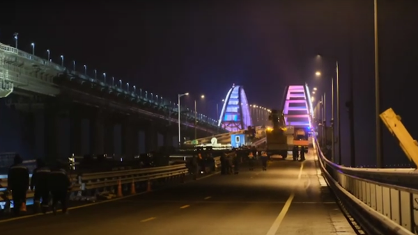 Hoàn thành lắp đặt nhịp đầu tiên của cầu Crưm đoạn đường cao tốc bên trái - Sputnik Việt Nam