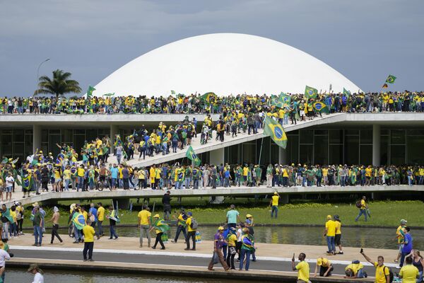 Cuộc biểu tình của những người ủng hộ Bolsonaro bên ngoài Quốc hội ở Brazil. - Sputnik Việt Nam