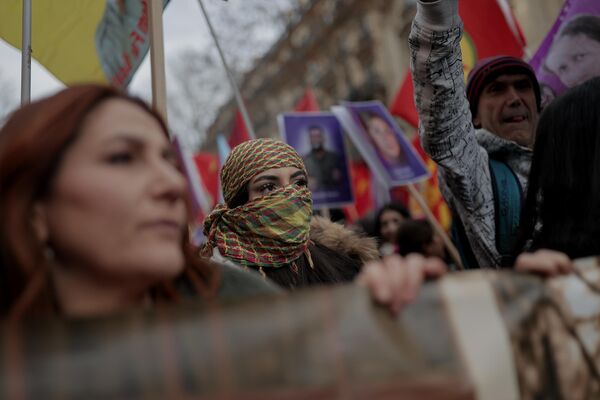 Nhà hoạt động người Kurd tập trung tuần hành ở Paris, Pháp. - Sputnik Việt Nam