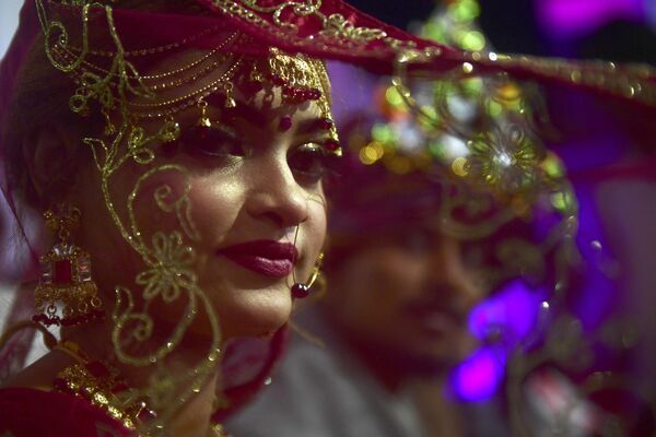 Cặp đôi người Pakistan theo đạo Hindu tại lễ cưới tập thể ở Karachi, Pakistan. - Sputnik Việt Nam