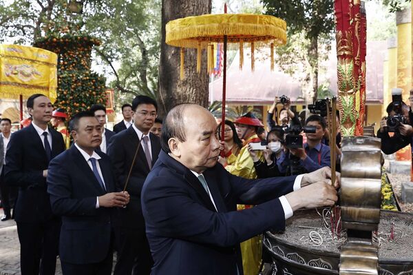 Chủ tịch nước Nguyễn Xuân Phúc thả cá chép tiễn ông Công, ông Táo theo phong tục truyền thống - Sputnik Việt Nam