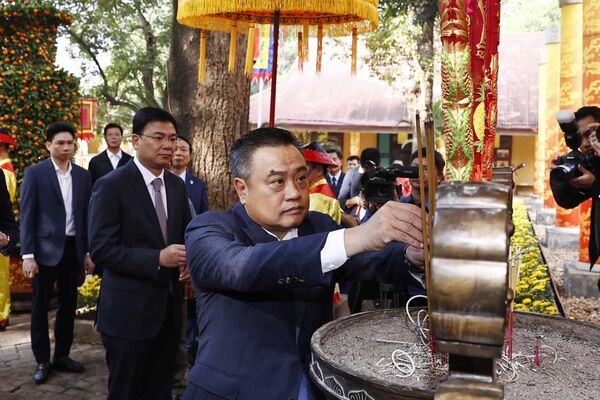 Chủ tịch nước Nguyễn Xuân Phúc thả cá chép tiễn ông Công, ông Táo theo phong tục truyền thống - Sputnik Việt Nam