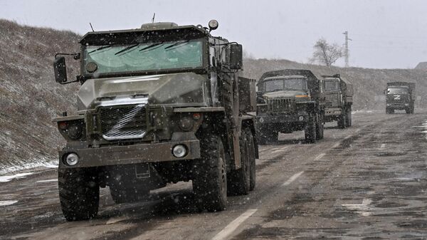 Một cột thiết bị quân sự của Nga trên đường cao tốc gần Kherson - Sputnik Việt Nam