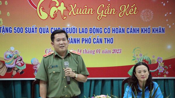 Công an tỉnh Quảng Ninh tặng quà Tết cho người lao động khó khăn tại Cần Thơ - Sputnik Việt Nam