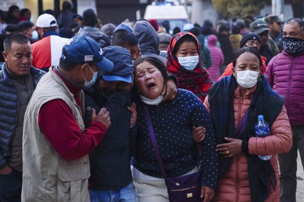 Thân nhân các nạn nhân trong vụ tai nạn máy bay Yeti Airlines ở Nepal. - Sputnik Việt Nam