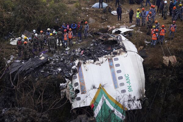 Lực lượng cứu hộ tại hiện trường máy bay Yeti Airlines rơi ở Nepal. - Sputnik Việt Nam