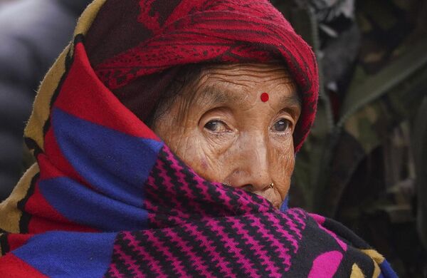 Người phụ nữ lớn tuổi bên ngoài bệnh viện nơi các nạn nhân của vụ tai nạn máy bay Yeti Airlines ở Nepal đang được cấp cứu. - Sputnik Việt Nam