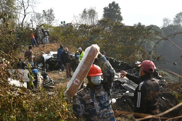 Hiện trường vụ tai nạn máy bay Yeti Airlines ở Nepal. - Sputnik Việt Nam