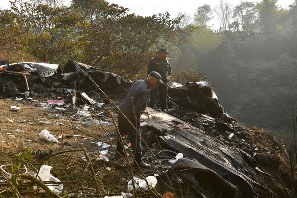 Lực lượng cứu hộ kiểm tra mảnh vỡ tại hiện trường vụ tai nạn máy bay Yeti Airlines ở Pokhara, Nepal. - Sputnik Việt Nam