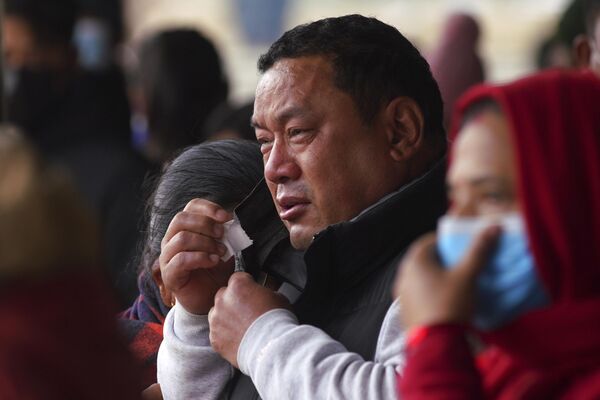 Người đàn ông khóc khi chờ nhận thi thể nạn nhân vụ tai nạn máy bay tại bệnh viện ở Pokhara, Nepal. - Sputnik Việt Nam
