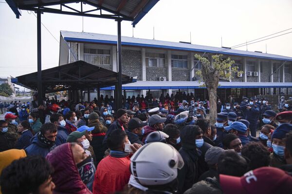 Người dân tập trung bên ngoài bệnh viện chờ tin tức sau vụ tai nạn máy bay chở khách ở Pokhara, Nepal. - Sputnik Việt Nam
