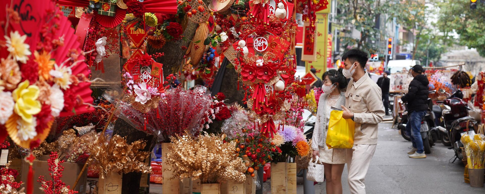 Phố Hàng Mã rực rỡ bởi sắc đỏ, đa dạng mặt hàng trang trí, phục vụ người dân Thủ đô mua sắm, chơi Tết Nguyên đán Quý Mão  - Sputnik Việt Nam, 1920, 29.11.2023