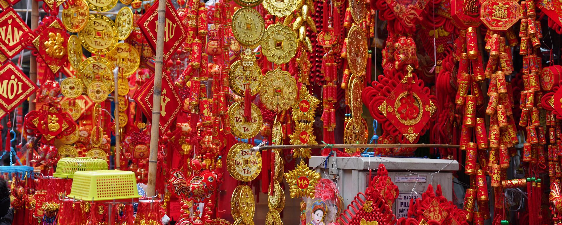 Phố Hàng Mã rực rỡ bởi sắc đỏ, đa dạng mặt hàng trang trí, phục vụ người dân Thủ đô mua sắm, chơi Tết Nguyên đán Quý Mão  - Sputnik Việt Nam, 1920, 26.01.2024