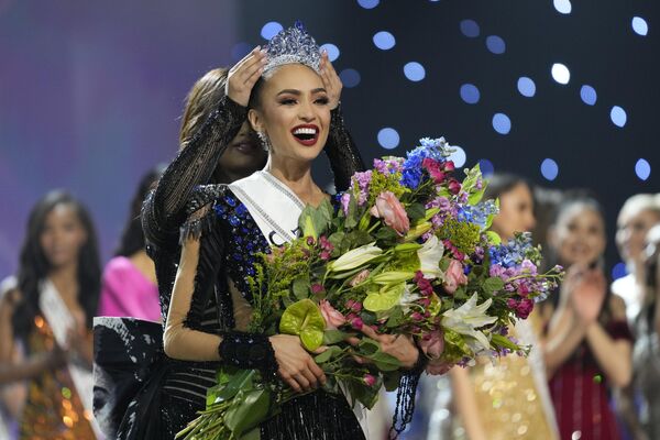 Người đăng quang trong cuộc thi sắc đẹp &quot;Hoa hậu Hoàn vũ&quot; là đại diện của Hoa Kỳ R&#x27;Bonnie Gabriel. - Sputnik Việt Nam