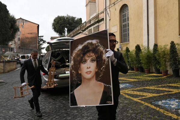 Nhân viên tang lễ mang di ảnh của cố huyền thoại điện ảnh người Ý Gina Lollobrigida ở Rome, Ý. - Sputnik Việt Nam