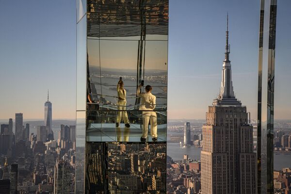 Người phụ nữ tạo dáng trên nền trời Manhattan tại đài quan sát One Vanderbilt ở New York. - Sputnik Việt Nam