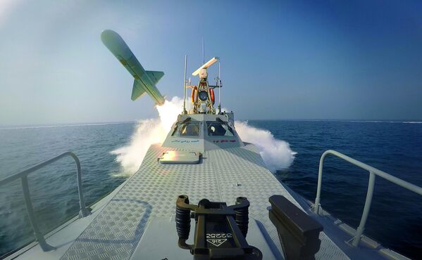 Tàu phóng tên lửa trong cuộc tập trận của hải quân Iran ở Vịnh Ba Tư. - Sputnik Việt Nam