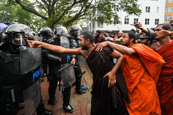 Người biểu tình chống lại cảnh sát trong cuộc biểu tình yêu cầu trả tự do cho thủ lĩnh Liên đoàn Sinh viên Liên trường Wasantha Mudalige ở Colombo. - Sputnik Việt Nam
