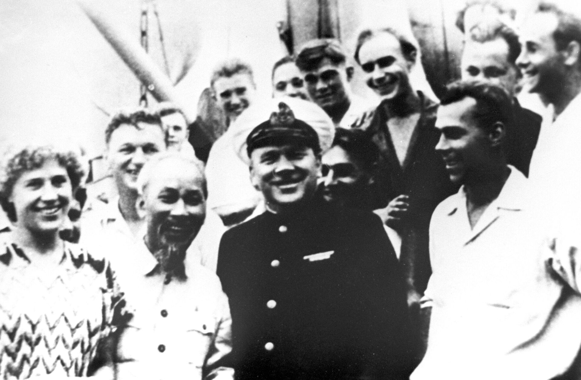 Lãnh tụ cộng sản Việt Nam Hồ Chí Minh (thứ hai từ trái sang) đứng giữa các thủy thủ Liên Xô ở Vladivostok - Sputnik Việt Nam, 1920, 15.06.2023