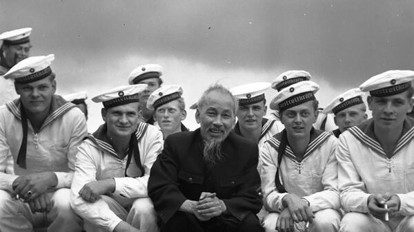 Chủ tịch nước Việt Nam Dân chủ Cộng hòa Hồ Chí Minh trong vòng vây quanh của các thủy thủ ở Stralsund, năm 1957 - Sputnik Việt Nam