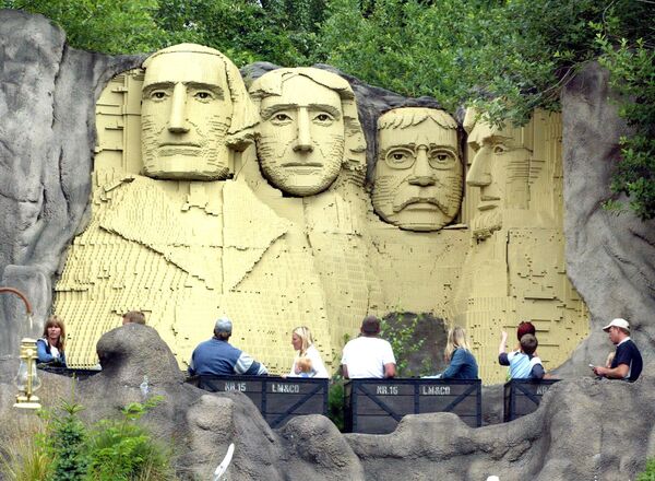 Bản sao núi Rushmore từ các mảnh ghép Lego tại công viên giải trí Legoland ở Billun, Đan Mạch. - Sputnik Việt Nam