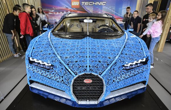 Một chiếc Bugatti Chiron kích thước thật ghép từ các mảnh LEGO Technic được trưng bày tại Công viên Gorky ở Moskva. - Sputnik Việt Nam