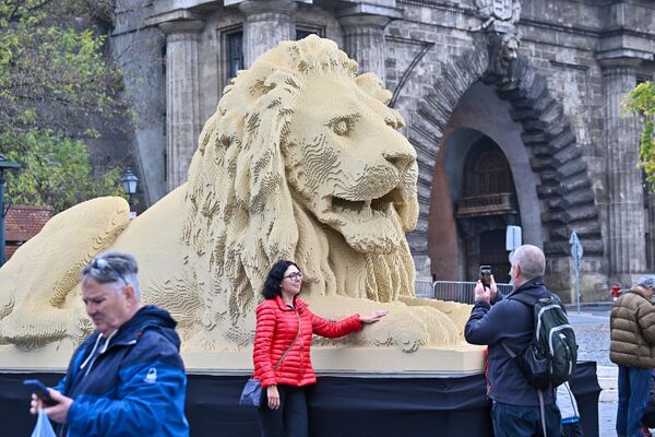 Khách du lịch tạo dáng trước bức tượng sư tử Lego khổng lồ, bản sao một trong những bức tượng sư tử trên Cầu Xích lâu đời nhất ở Budapest, Hungary. - Sputnik Việt Nam