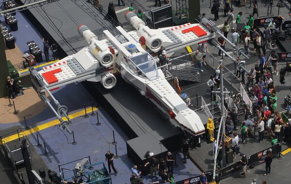 Máy bay chiến đấu X-wing mà Luke Skywalker lái trong phim Chiến tranh giữa các vì sao, làm từ các mảnh ghép LEGO, tại Quảng trường Thời đại ở Thành phố New York. - Sputnik Việt Nam
