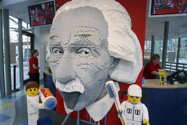 Tượng bán thân nhà vật lý người Đức Albert Einstein, làm bằng các mảnh ghép Lego, trang trí lối vào công viên giải trí Legoland ở Berlin. - Sputnik Việt Nam