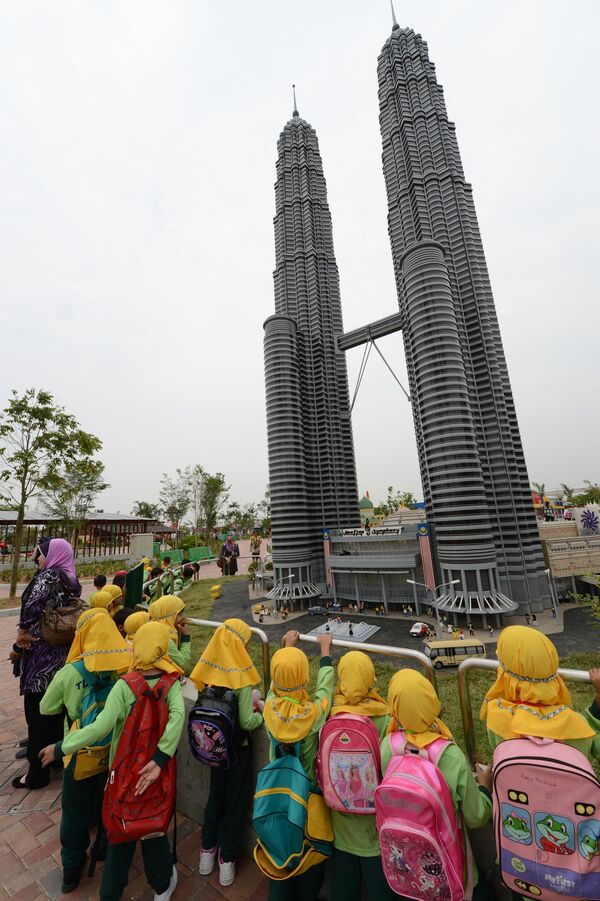 Tháp Đôi Petronas ghép bằng Lego ở Malaysia. - Sputnik Việt Nam