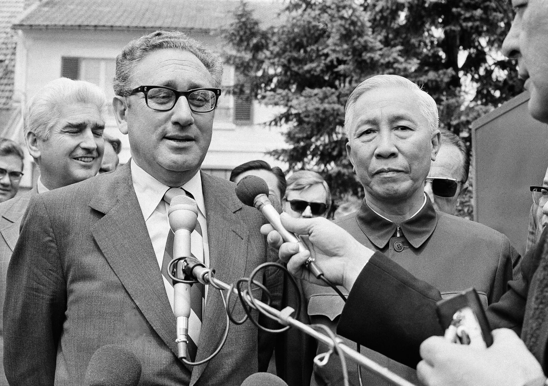 Cố vấn An ninh Quốc gia của Tổng thống Nixon Henry A. Kissinger và Đại diện Việt Nam Lê Đức Thọ tại Paris sau các cuộc đàm phán, 1973 - Sputnik Việt Nam, 1920, 04.12.2023