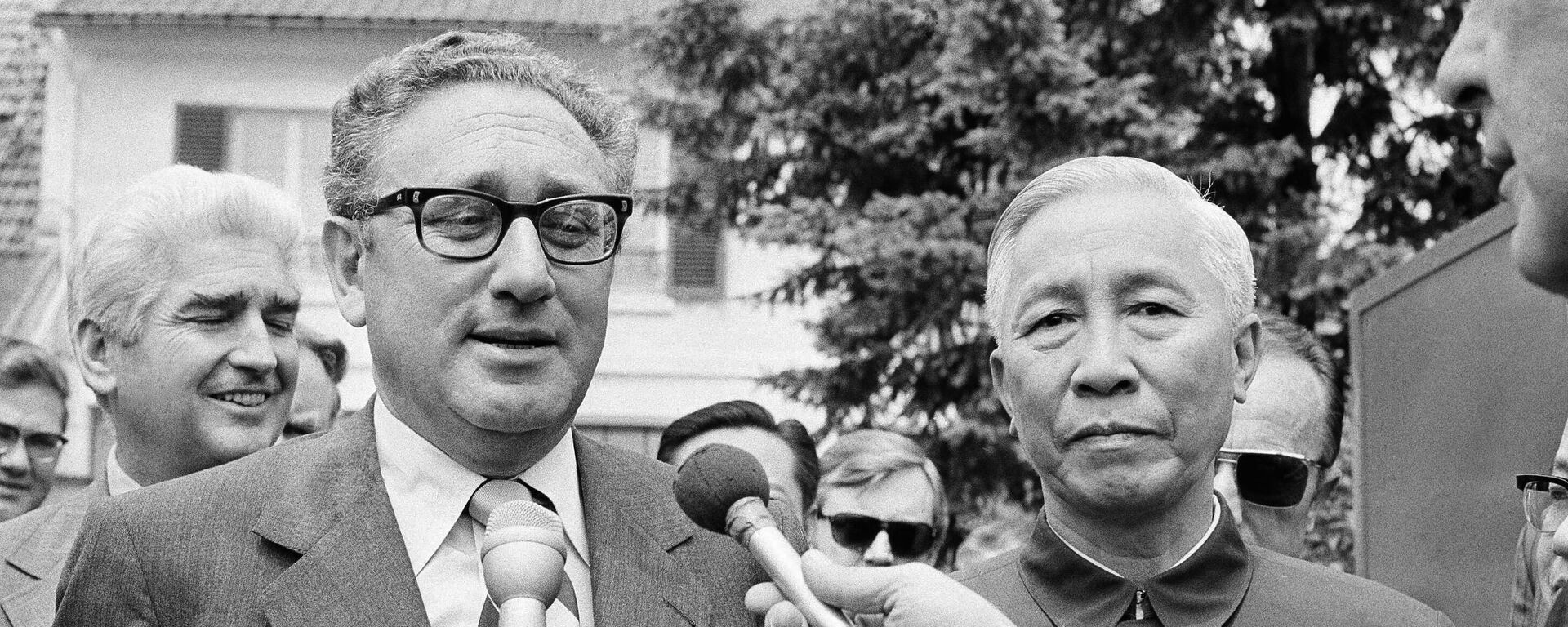 Cố vấn An ninh Quốc gia của Tổng thống Nixon Henry A. Kissinger và Đại diện Việt Nam Lê Đức Thọ tại Paris sau các cuộc đàm phán, 1973 - Sputnik Việt Nam, 1920, 27.01.2023