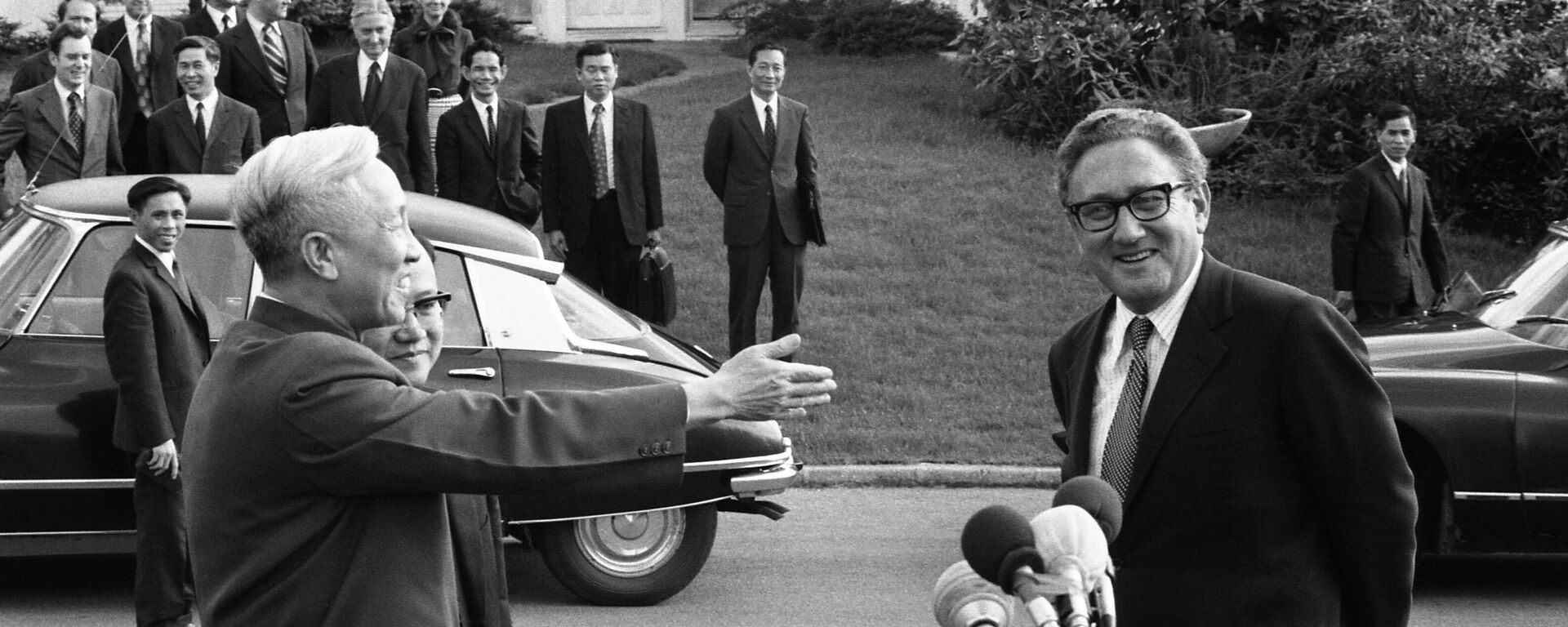 Cố vấn An ninh Quốc gia của Tổng thống Nixon Henry A. Kissinger và Đại diện Việt Nam Lê Đức Thọ tại Paris sau các cuộc đàm phán, 1973 - Sputnik Việt Nam, 1920, 26.01.2023