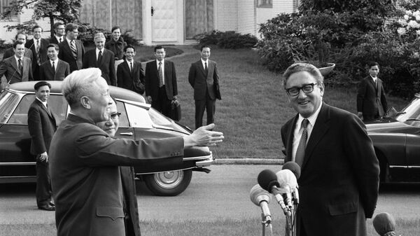 Cố vấn An ninh Quốc gia của Tổng thống Nixon Henry A. Kissinger và Đại diện Việt Nam Lê Đức Thọ tại Paris sau các cuộc đàm phán, 1973 - Sputnik Việt Nam