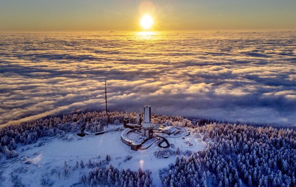 Mặt trời mọc trên đỉnh núi Feldberg ở Đức. - Sputnik Việt Nam