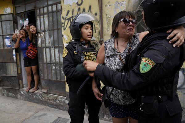 Cảnh sát an ủi một phụ nữ ở Peru. - Sputnik Việt Nam