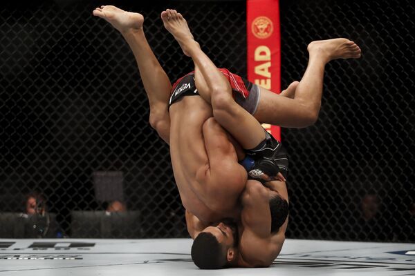 Gabriel Bonfim (Brazil, phải) đánh bại Munir Lazzes (Tunisia) trong trận đấu hạng cân bán trung tại giải đấu võ tổng hợp UFC 283 ở Rio de Janeiro. - Sputnik Việt Nam