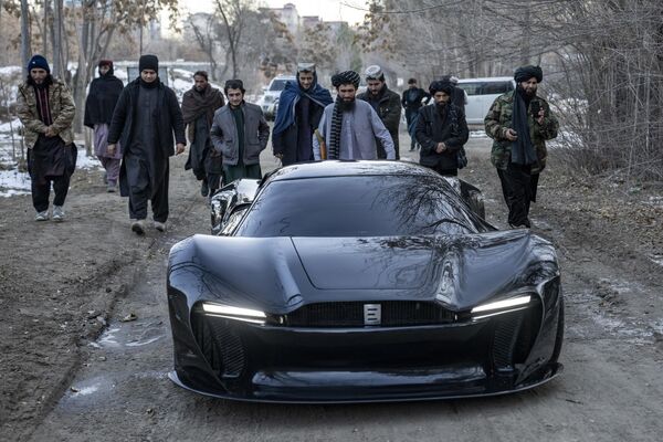 Siêu xe Afghanistan Mada 9 đầu tiên của studio Afghanistan ENTOP trên đường phố Kabul. - Sputnik Việt Nam